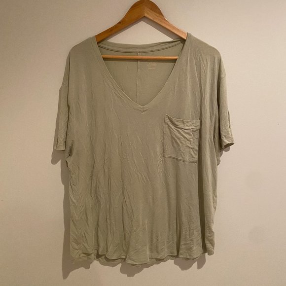 American Eagle Outfitters Tops - American Eagle Pocket V-Neck Soft & Sexy Tee - Size XL